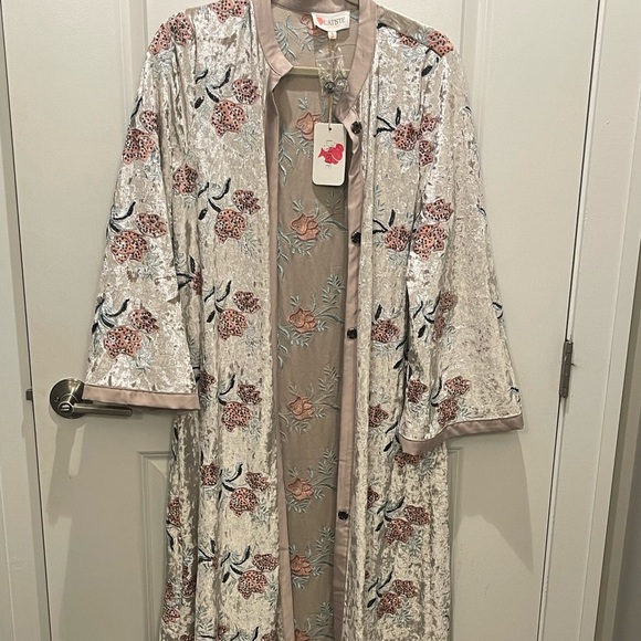 Flower Print long Kimono - Picture 2 of 10